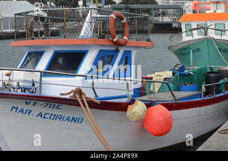 Artigianale di deep-set handline dei pescherecci e degli attrezzi da pesca a Ponta Delgada porto, isole Azzorre (Portogallo) Foto Stock