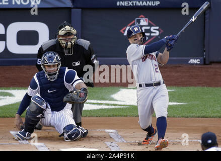 Bronx, Stati Uniti. 15 ottobre, 2019. Houston Astros Jose Altuve colpisce un assolo di home-run nel primo inning contro i New York Yankees nel gioco 3 della American League Campionato di Serie allo Yankee Stadium il Martedì, Ottobre 15, 2019 a New York City. Gli Yankees e Astros sono legati al meglio delle 7 serie 1-1. Foto di Giovanni Angelillo/UPI Credito: UPI/Alamy Live News Foto Stock