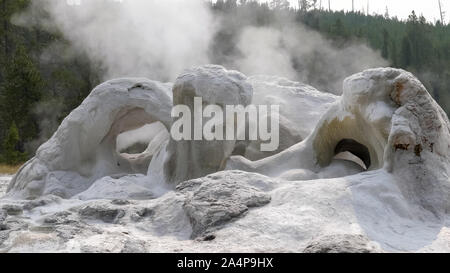 Close up di grotto geyser di Yellowstone Foto Stock