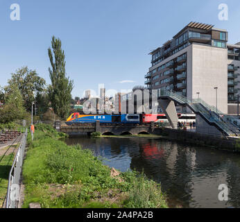 EMR intercity 125 Classe 43 power car di attraversare il fiume a Lincoln mentre sul noleggio a LNER Foto Stock