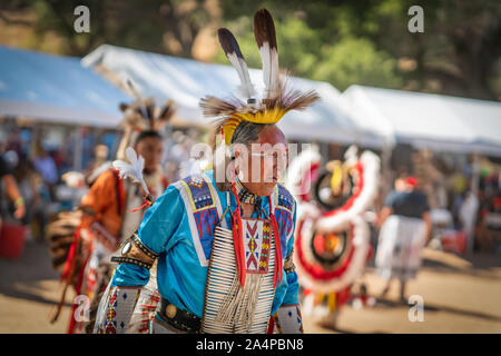 Powwow. Greg Red Elk, longtime Pow Wow partecipante. Close up ritratto dei Nativi Americani in full Regalia. Santa Ynez Inter-Tribal Chumash Pow Foto Stock