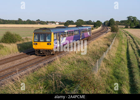 Arriva Nord classe rampa 142 pacer treno passa Saxilby, Lincs con una Lincoln a Sheffield treno . Foto Stock