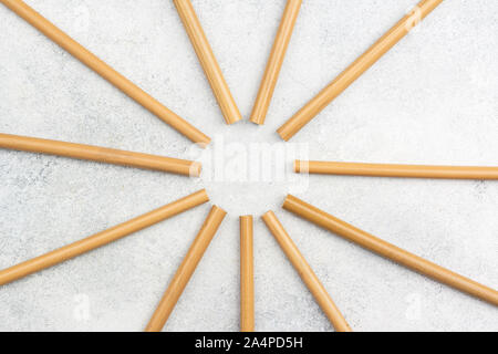 Pila di eco friendly biodegradabile cannucce di bambù sul tavolo bianco, il fuoco selettivo Foto Stock