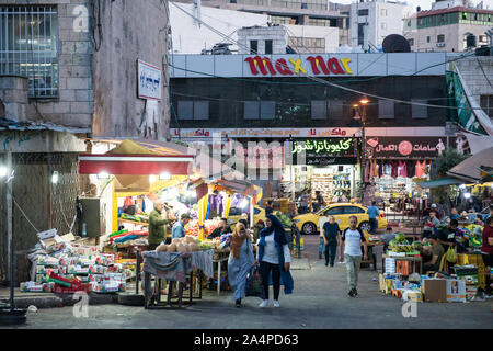 Ramallah, Palestina - Giugno 2019: Il souq centrale o di mercato, anche chiamato Hesbeh a Ramallah, Palestina Foto Stock