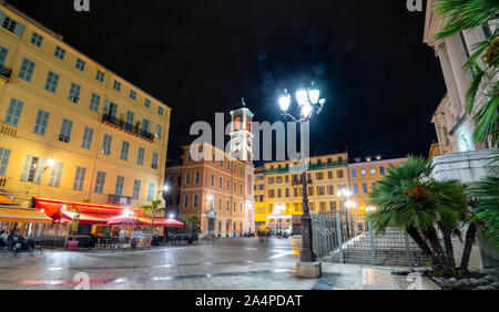 Late Night Shot del Rusca Palace e la Torre dell Orologio, situato nella periferia della città vecchia che si estende tra il Cours Saleya e Piazza Massena Foto Stock