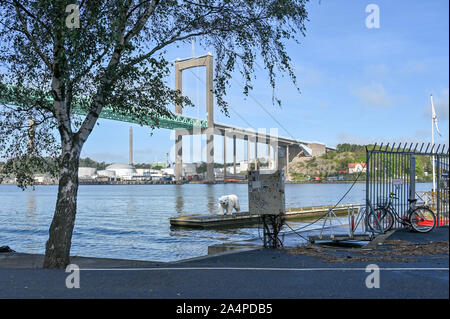 Vista da Klippan verso Älvsborg ponte che attraversa il fiume Göta Älv a Göteborg durante l inizio di caduta nel 2019 Foto Stock