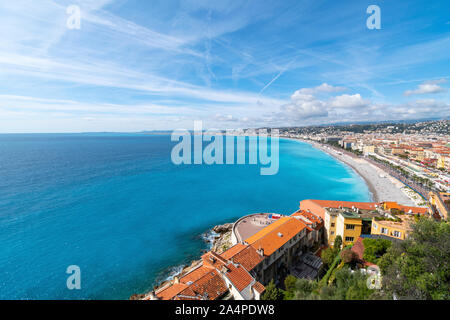 Una vista della vecchia Vieux Nice, l'Adoro Nizza segno, spiaggia, la Baia degli Angeli e il lungomare da Castle Hill sulla Riviera di Nizza, Francia. Foto Stock
