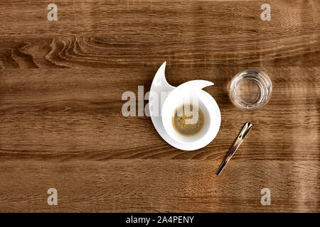 Design piatto per caffè con acqua e smatphone Foto Stock