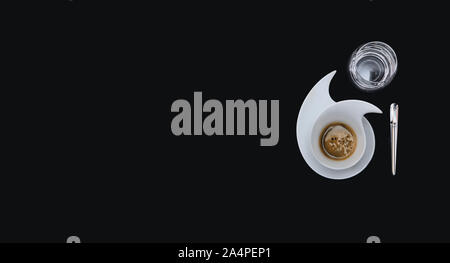 Design piatto per caffè con acqua e smatphone Foto Stock