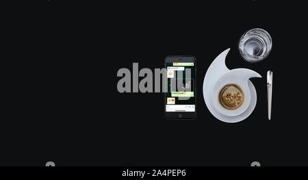 Design piatto per caffè con acqua e smatphone Foto Stock