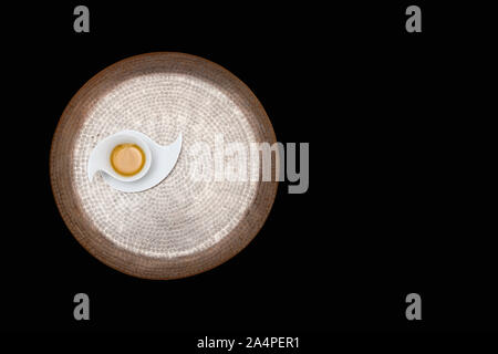 Design piatto per caffè con acqua e smatphone Foto Stock