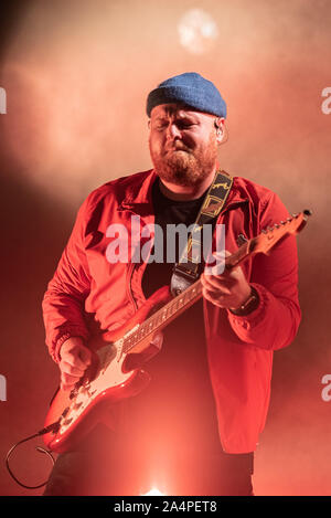 OFFICINE GRANDI RIPARAZIONI, TORINO, ITALIA - 2019/10/15: il cantante britannico e song writer Tom Walker suonare dal vivo sul palco di ogr a Torino per il suo 'quello che un tempo di essere vivi " tour unico concerto italiano Foto Stock