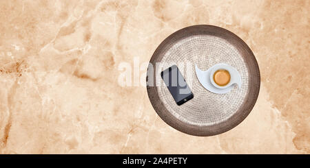 Design piatto per caffè con acqua e smatphone Foto Stock