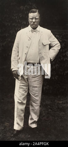 Theodore Roosevelt (1858-1919), il ventiseiesimo Presidente degli Stati Uniti 1901-09, piena lunghezza Ritratto permanente, fotografia di Pach Bros., 1907 Foto Stock