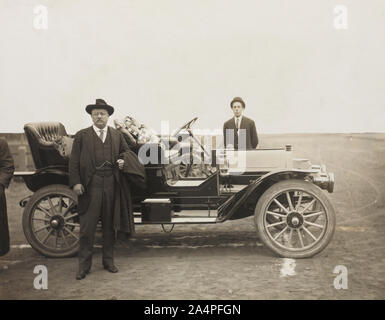 Theodore Roosevelt in piedi nella parte anteriore dell'Automobile, Sioux Falls, Dakota del Sud, STATI UNITI D'AMERICA, fotografia di W. E. Hannah, 1910 Foto Stock