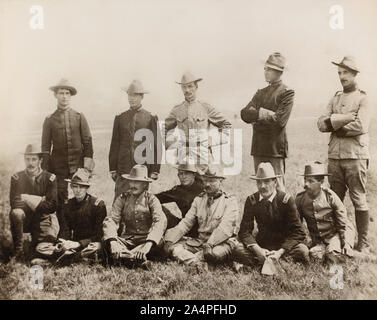 Il colonnello Theodore Roosevelt (seduto al centro), il Ritratto di gruppo con altri ruvida Rider ufficiali dell'Esercito, Montauk, New York, USA, fotografia di Allen Davison, 1898 Foto Stock