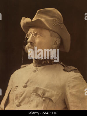 Il colonnello Theodore Roosevelt, testa e spalle ritratto in uniforme militare, Montauk, New York, USA, fotografia di Benjamin J. Falk, Ottobre 1898 Foto Stock