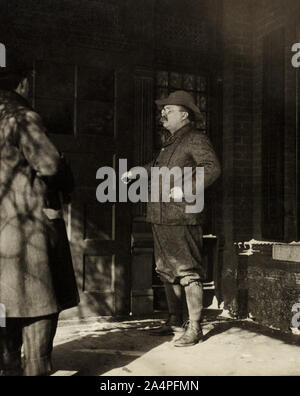 Ex-President Theodore Roosevelt, piena lunghezza ritratto nella sua casa, Sagamore Hill, Oyster Bay, New York, USA, fotografia di H. Doncourt, 16 marzo 1909 Foto Stock