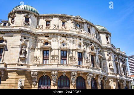 Una vista del teatro Arriaga nella vecchia città di Bilbao, preso da Plaza Arriaga Foto Stock