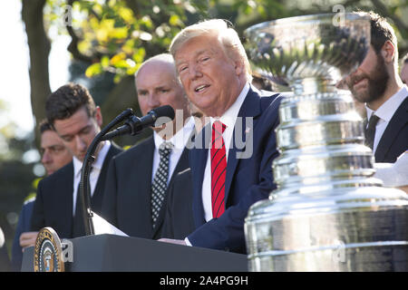 Washington, Stati Uniti. 15 ottobre, 2019. Il Presidente degli Stati Uniti, Trump parla durante un evento dove è ospitato il St. Louis Blues, il 2019 Stanley Cup Champions, alla Casa Bianca a Washington DC, USA su Martedì, 15 ottobre 2019. Foto di Stefani Reynolds/UPI Credito: UPI/Alamy Live News Foto Stock