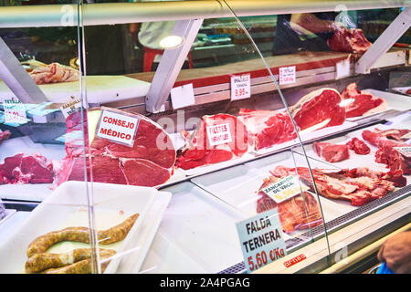 Una macelleria stallo con carne rossa sul display a Ribera mercato nella città vecchia di Bilbao in Spagna settentrionale del paese basco Foto Stock