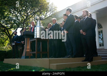 Washington, Stati Uniti d'America. 15 ottobre, 2019. Il Presidente degli Stati Uniti, Trump ospita San Louis Blues, il 2019 Stanley Cup Champions, alla Casa Bianca a Washington DC, USA su Martedì, 15 ottobre 2019. Credito: Stefani Reynolds/CNP | Utilizzo di credito in tutto il mondo: dpa/Alamy Live News Foto Stock