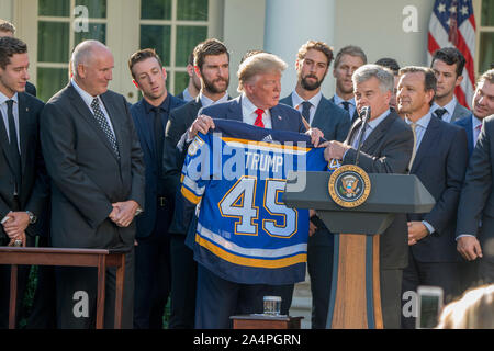 Washington DC, Ottobre 15, 2019 USA- Presidente Donald Trump J accoglie favorevolmente il 2018 Stanley Cup Champions, St Louis Blues alla Casa Bianca. La cerimonia di benvenuto ha avuto luogo nel Giardino di Rose. Patsy Lynch/MediaPunch Foto Stock