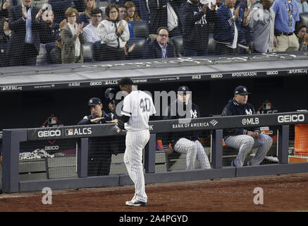 Bronx, Stati Uniti. 15 ottobre, 2019. New York Yankees a partire lanciatore Luis Severino esce dal gioco nella quinta inning contro Houston Astros in gioco 3 della American League Campionato di Serie allo Yankee Stadium il Martedì, Ottobre 15, 2019 a New York City. Gli Yankees e Astros sono legati al meglio delle 7 serie 1-1. Foto di Giovanni Angelillo/UPI Credito: UPI/Alamy Live News Foto Stock