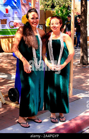 Donne vestito in abiti Polyenesian con filo di perle a Tucson incontrare te Folk Festival Foto Stock