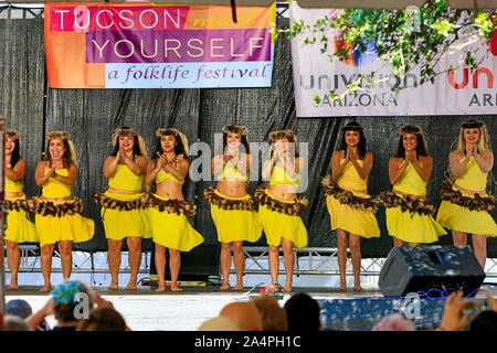 Halau Hula O Ualani Hawaiian e ballerini Polyenesian al Tucson incontrare te Folk Festival in Arizona Foto Stock