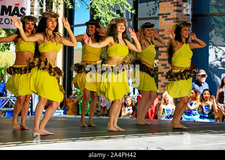 Halau Hula O Ualani Hawaiian e ballerini Polyenesian al Tucson incontrare te Folk Festival in Arizona Foto Stock