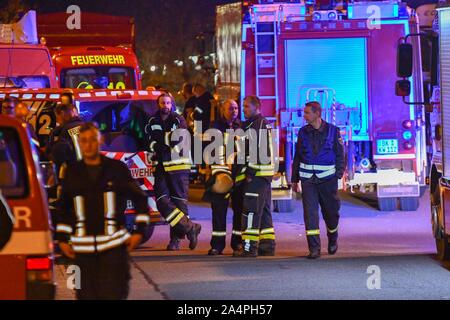 Haldensleben, Germania. 15 ottobre, 2019. I dipendenti dei vigili del fuoco sono distribuiti nei locali del servizio pacchi di Hermes. Due dipendenti del servizio pacchi di Hermes in Haldensleben in Sassonia-Anhalt sono morti entro un giorno. Credito: Tom Wunderlich/dpa-Zentralbild/dpa/Alamy Live News Foto Stock