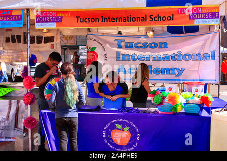 Tucson International School consapevolezza stand al Tucson incontrare te Festival in Arizona Foto Stock