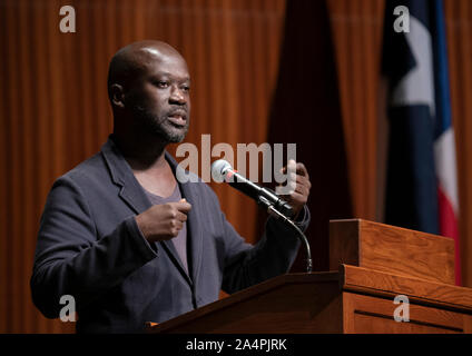 Notare architetto britannico Sir David Adjaye, nativo del Ghana, parla della sua pratica internazionale durante una lezione presso la University of Texas di Austin. Adjaye ha recentemente si è aggiudicato una commissione per progettare la famiglia abramitiche progetto di casa di Abu Dhabi. Foto Stock
