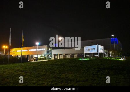 Haldensleben, Germania. 15 ottobre, 2019. Il centro della logistica del servizio pacchi di Hermes. Dopo la morte di due dipendenti del parcel service provider Hermes di Haldensleben, la società dispone di chiudere temporaneamente le sue operazioni locali. Credito: Tom Wunderlich/dpa-Zentralbild/dpa/Alamy Live News Foto Stock