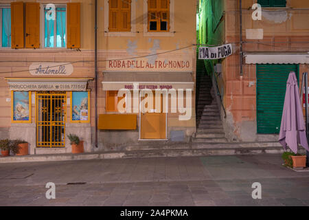 Italiano colorate facciate di case durante la notte lungo Via Giuseppe di Garibaldi a Camogli, Liguria, REGNO UNITO Foto Stock