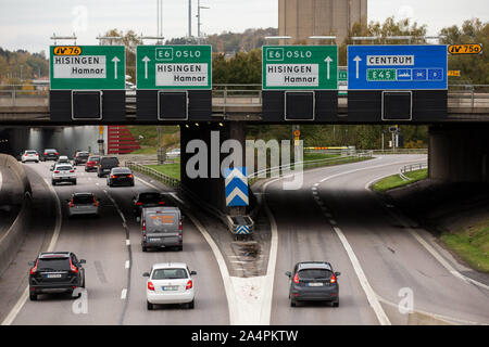 Gothenburg, Svezia. Xiii oct, 2019. Una sezione del percorso europeo E6 a Göteborg. E6 è il principale nord-sud la strada attraverso la Norvegia e la costa occidentale della Svezia. È 3,088 km 1,919 (mi) di lunghezza e che si estende dalla punta meridionale della Svezia a Trelleborg, in Norvegia e attraverso la quasi totalità del paese a nord del Circolo Polare Artico e Nordkapp. Il percorso termina a Kirkenes vicino al confine russo. Credito: Karol Serewis SOPA/images/ZUMA filo/Alamy Live News Foto Stock