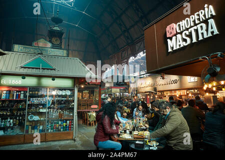 Persone mangiare dentro il 'Mercado del Puerto', Montevideo Città Vecchia, Uruguay. Foto Stock