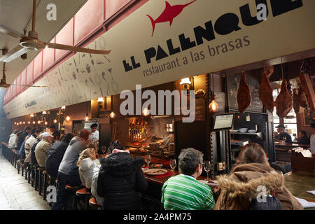 Persone mangiare dentro il 'Mercado del Puerto', Montevideo Città Vecchia, Uruguay. Foto Stock