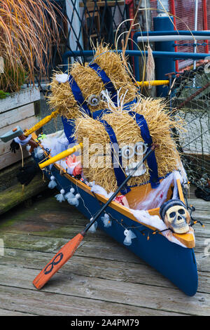 Decorazione Halloween al di fuori del blu ristorante canoa in Steveston della Columbia britannica in Canada Foto Stock