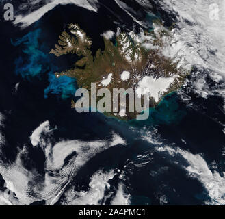 Vista satellitare di Islanda, fioriture di fitoplancton in oceano Atlantico, 6 luglio 2019, dalla NASA/Joshua Stevens/DPA Foto Stock