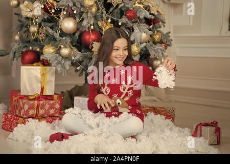 Bambino ragazza ama xmas presente. La mattina prima di Natale. Nuovo anno di vacanza. Natale. Kid godere la vacanza. Felice anno nuovo. piccola ragazza felice a Natale. Da golly, essere jolly. lasciare la neve. Foto Stock