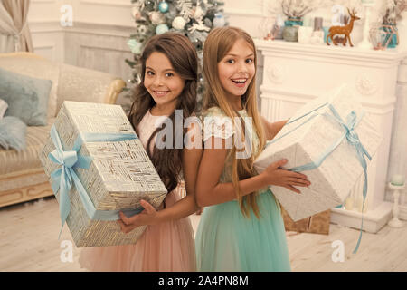 Felice bambine sorelle celebrare la vacanza invernale. Felice anno nuovo. tempo di Natale. Carino figlioli ragazza con xmas presente. consegna di regali di Natale. Vacanza in famiglia. Ultimi preparativi. Foto Stock