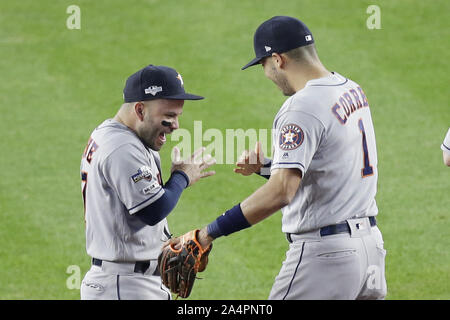 Bronx, Stati Uniti. 15 ottobre, 2019. Houston Astros Carlos Correa e Jose Altuve celebrare dopo la partita contro i New York Yankees nel gioco 3 della American League Campionato di Serie allo Yankee Stadium il Martedì, Ottobre 15, 2019 a New York City. Astros sconfitti gli Yankees 4-1 e portare il meglio della serie 7 2-1. Foto di Giovanni Angelillo/UPI Credito: UPI/Alamy Live News Foto Stock