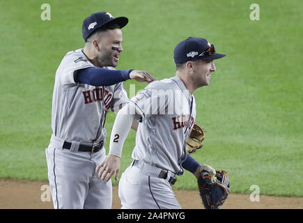 Bronx, Stati Uniti. 15 ottobre, 2019. Houston Astros Alex Bregman ha e Jose Altuve celebrare dopo la partita contro i New York Yankees nel gioco 3 della American League Campionato di Serie allo Yankee Stadium il Martedì, Ottobre 15, 2019 a New York City. Astros sconfitti gli Yankees 4-1 e portare il meglio della serie 7 2-1. Foto di Giovanni Angelillo/UPI Credito: UPI/Alamy Live News Foto Stock