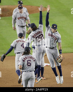 Bronx, Stati Uniti. 15 ottobre, 2019. Houston Astros Carlos Correa e Josh Reddick celebrare dopo la partita contro i New York Yankees nel gioco 3 della American League Campionato di Serie allo Yankee Stadium il Martedì, Ottobre 15, 2019 a New York City. Astros sconfitti gli Yankees 4-1 e portare il meglio della serie 7 2-1. Foto di Giovanni Angelillo/UPI Credito: UPI/Alamy Live News Foto Stock