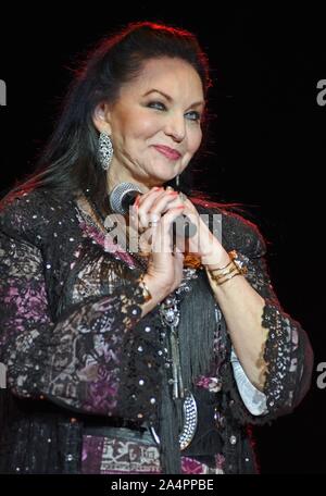 Hiawassee, GA, Stati Uniti d'America. 15 ottobre, 2019. Crystal Gayle sul palco per Crystal Gayle in concerto, Georgia Mountain Fairgrounds, Hiawassee, GA 15 ottobre 2019. Credito: Derek Storm/Everett raccolta/Alamy Live News Foto Stock