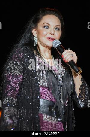 Hiawassee, GA, Stati Uniti d'America. 15 ottobre, 2019. Crystal Gayle sul palco per Crystal Gayle in concerto, Georgia Mountain Fairgrounds, Hiawassee, GA 15 ottobre 2019. Credito: Derek Storm/Everett raccolta/Alamy Live News Foto Stock