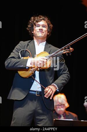 Hiawassee, GA, Stati Uniti d'America. 15 ottobre, 2019. Billy Contreras sul palco per Crystal Gayle in concerto, Georgia Mountain Fairgrounds, Hiawassee, GA 15 ottobre 2019. Credito: Derek Storm/Everett raccolta/Alamy Live News Foto Stock