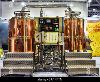 Un dispositivo per la fabbricazione della birra. Moderno apparecchio infusore per una piccola fabbrica di birra o un ristorante. Foto Stock